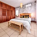 Дом отдыха Casa Guayre - Private Pool, Bbq, Air-con And Ping-pong By Lanzarote