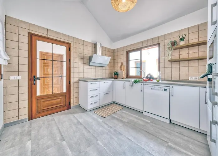 Casa de Férias Casa Guayre - Private Pool, Bbq, Air-con And Ping-pong By Lanzarote